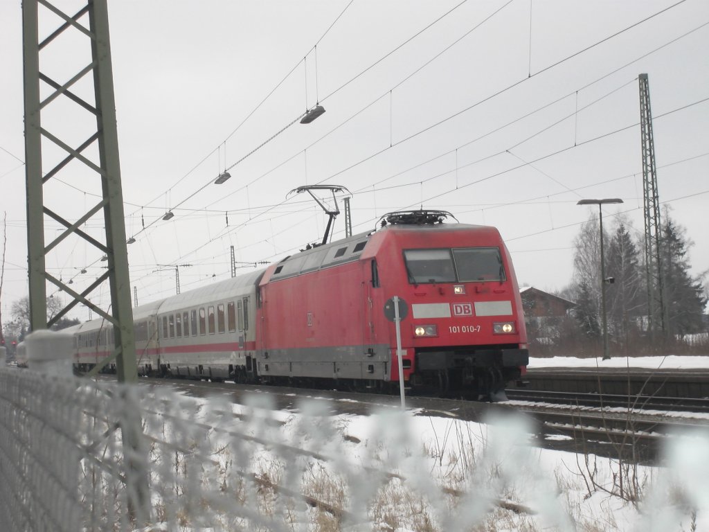 101 010-7 durchf�hrt am 31. Januar 2007 den Bahnhof von �bersee in Richtung Salzburg.