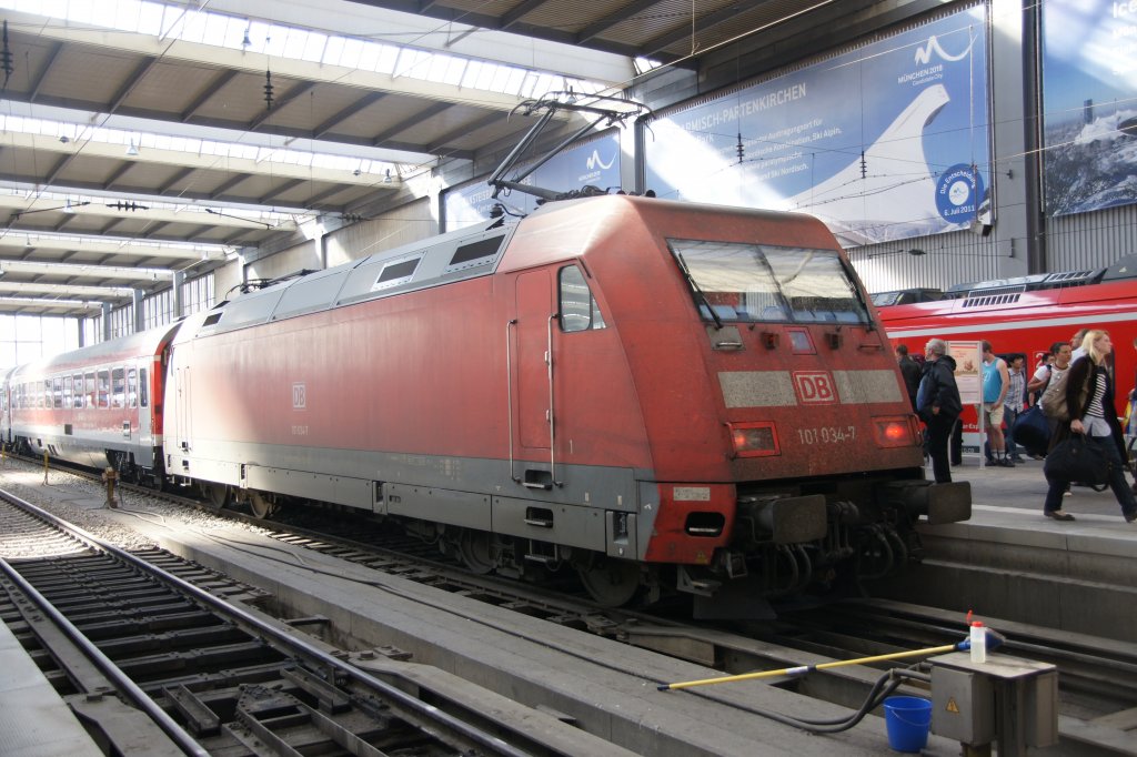 101 034-7 kurz nach der Ankunft im Hauptbahnhof von M�nchen am 25. April 2011.