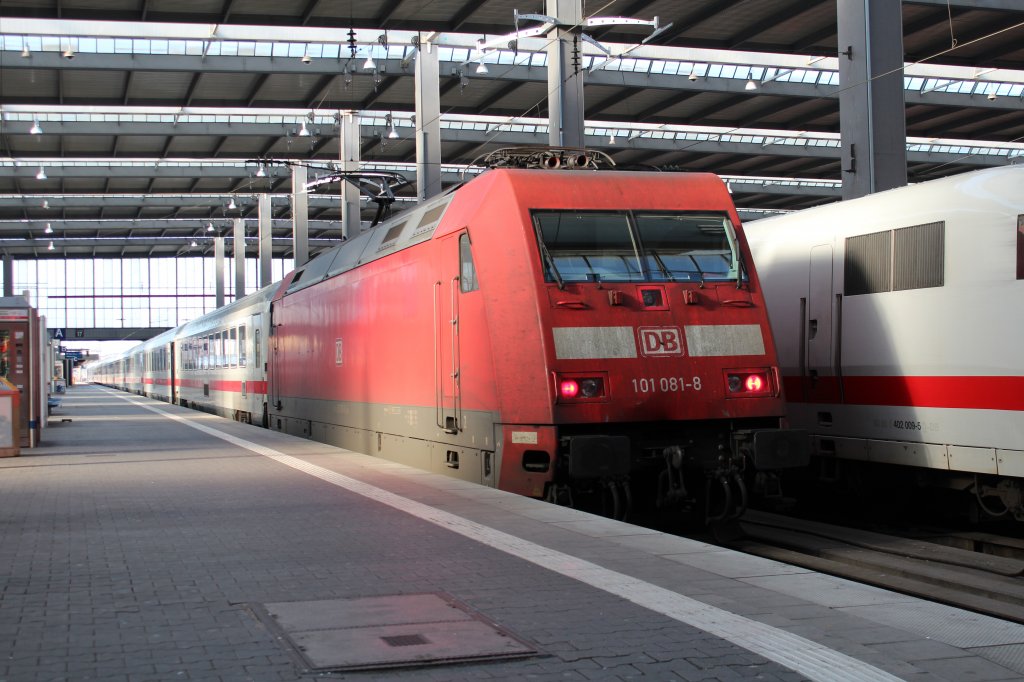 101 081-9 verl��t demn�chst den M�nchner Hauptbahnhof. Aufgenommen am 15. Januar 2012.