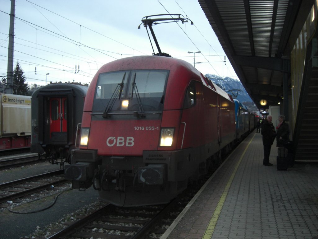 1016 033-1 ist soeben in der D�mmerung in den Salzburger Hauptbahnhof
eingefahren. Angeh�ngt war der  Kyoto-Taurus .