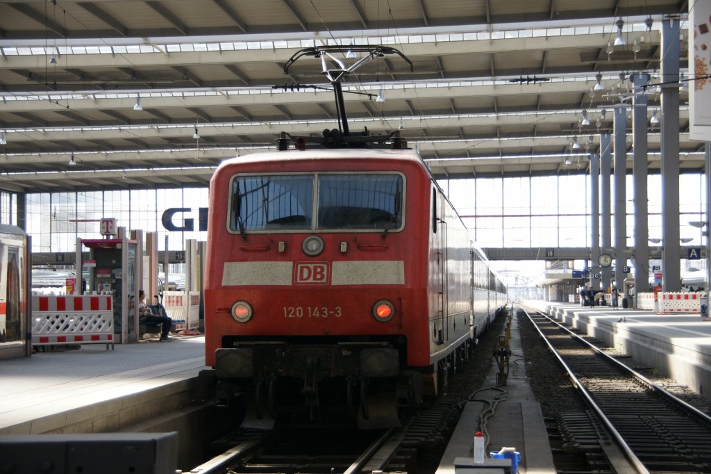 120 143-3 ist soeben in den M�nchner Hauptbahnhof eingefahren. Aufgenommen
am 25. April 2011.