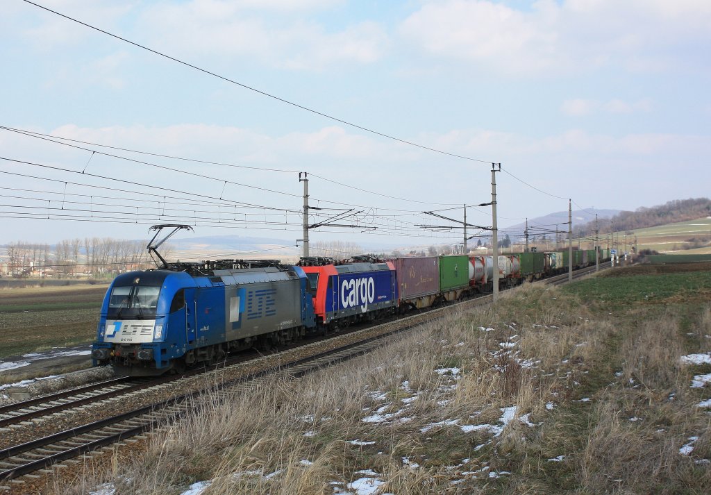 1216 910 zog mit der Schweizer 482 035-3 einen G�terzug bei Neulengbach in Richtung St. P�lten.