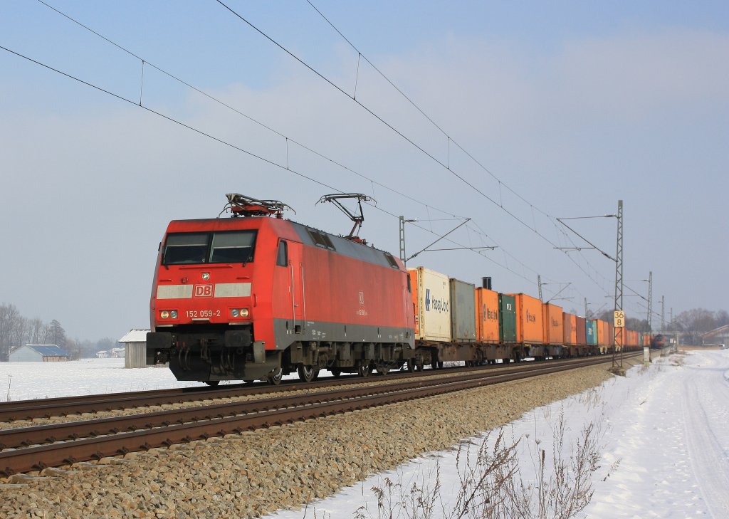 152 059-2 kommt an einem der wenigen sonnigen Wintertage mit einem Containerzug aus Salzburg. Aufgenommen kurz nach �bersee am Chiemsee am 26. Januar 2013.