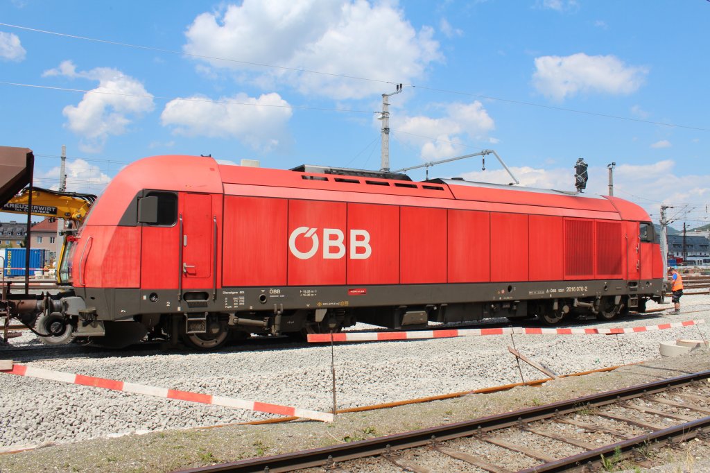 2016 070-2 eingesetzt vor einem Bauzug w�hrend des Umbaus des Salzburger Hauptbahnhofes. Aufgenommen am 27. Mai 2012.