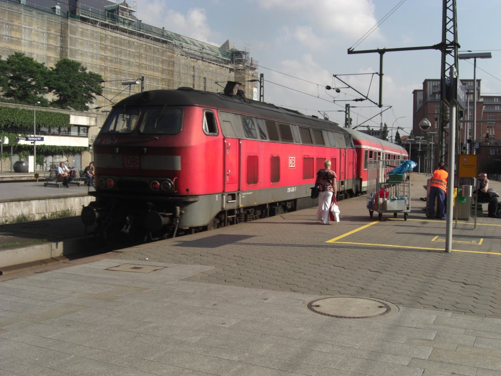 218 430-7 f�hrt soeben in den Bahnhof Hamburg-Altona ein.