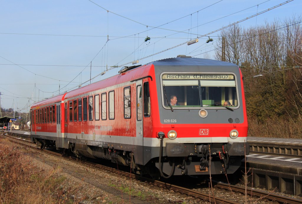 628 626 verl��t am 22. Dezember 2012 den Bahnhof von Prien am Chiemsee in Richtung Aschau.