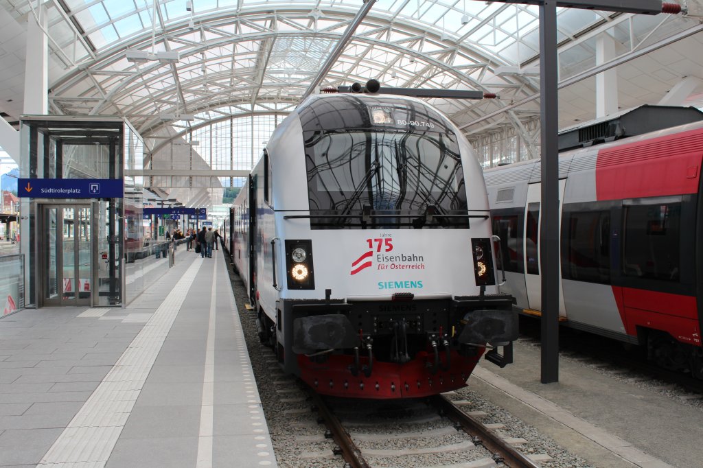 Der Triebwagen des Jubil�ums-Railjets im �berdachten Bereich des umgebauten Salzburger Haupbahnhofs am 13.Juli 2012. Der Railjet war hier anl��lich des Bahnhofsfestes abgestellt.