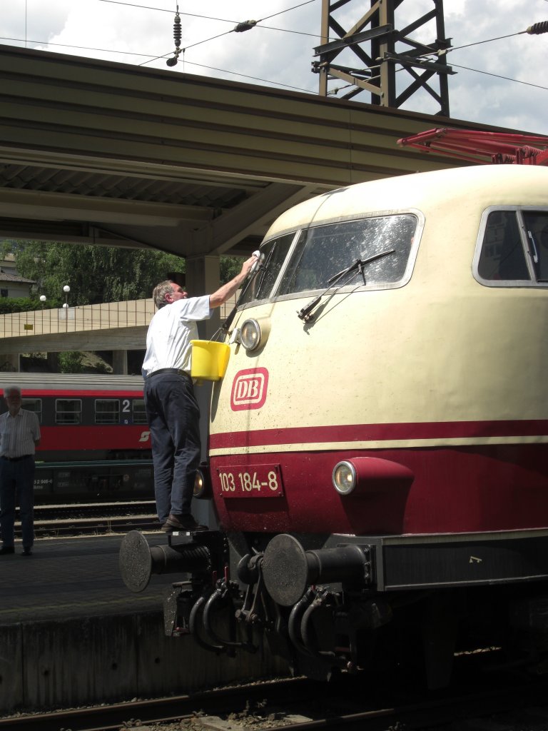 Hier sorgt der Lokf�hrer bei 103 184-8 wider f�r klare Sicht. Aufgenommen am
30. Oktober 2011 in Kufstein.