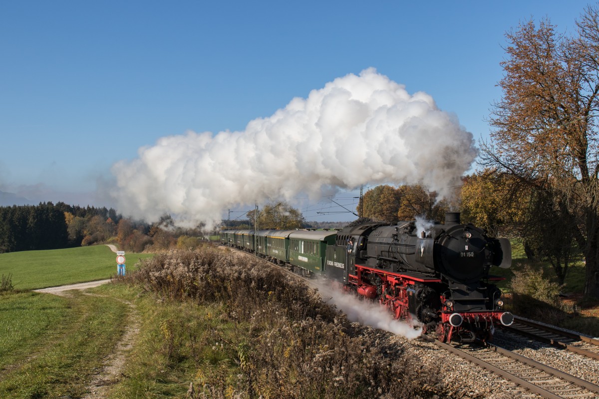 01 150 mit dem Sonderzug am 31. Oktober 2015 bei Grabenst�tt.