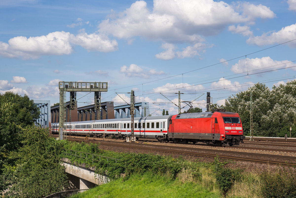 101 028-9 �berquerte mit einem IC am 16. August 2017 die S�derelbbr�cken bei Hamburg.
