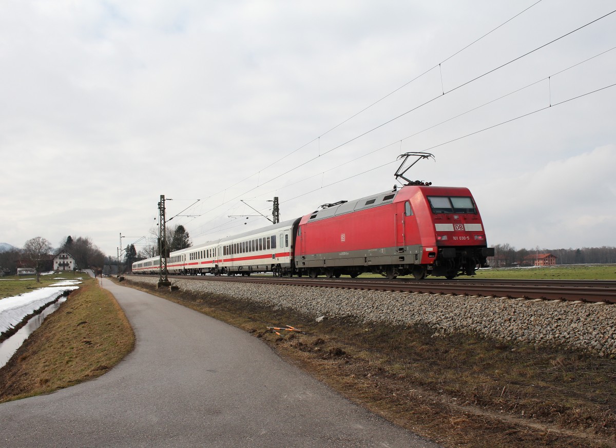 101 030-5 schiebend im Einsatz am 28. Februar 2015 bei �bersee.