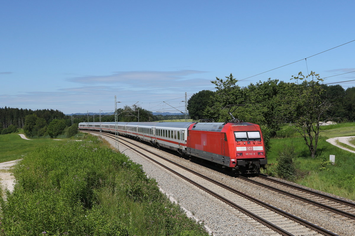 101 032 schob am 5. Juli 2020 bei Grabenst�tt einen EC in Richtung M�nchen.
