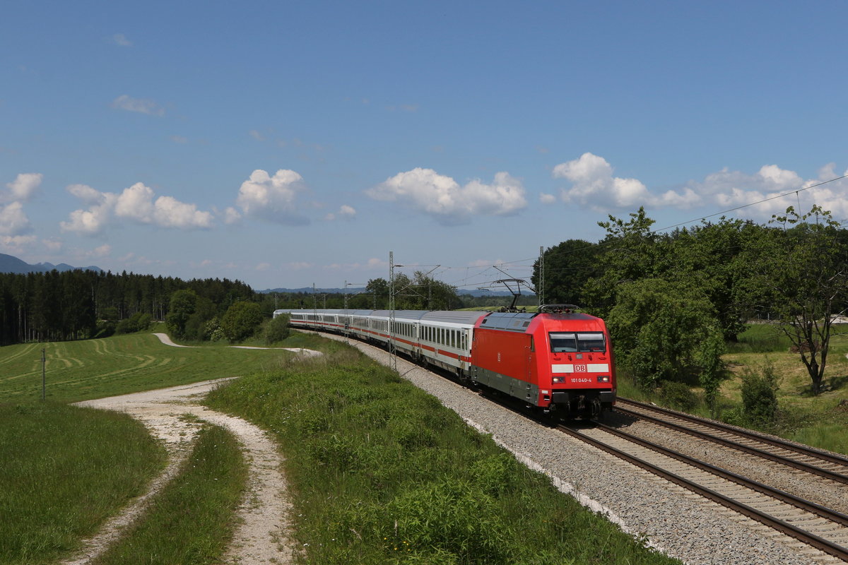 101 040 mit einem  EC  am 2. Juni 2020 bei Grabenst�tt.