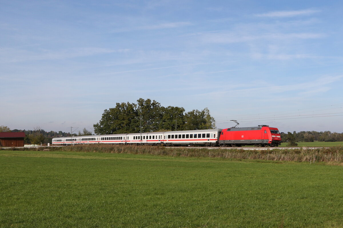 101 087 mit dem  IC K�nigssee  auf dem Weg nach Freilassing am 11. Oktober bei Bernau am Chiemsee.