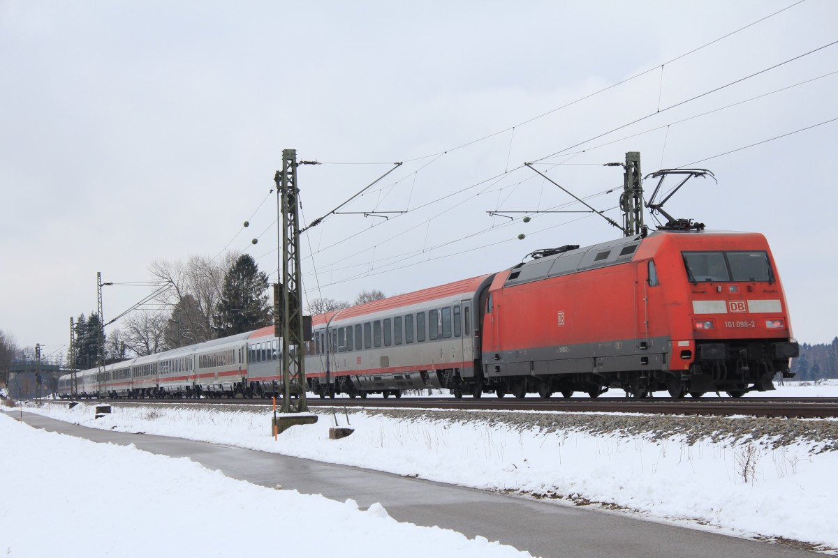 101 098-2 schiebend an einem EC am 16. Februar 2013 bei �bersee.