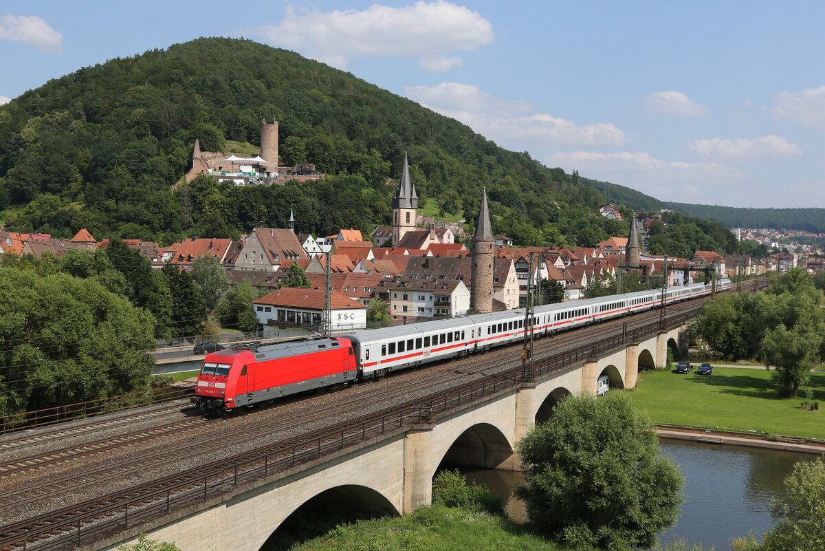 101 098 mit einem  IC  bei der Ausfahrt aus Gem�nden im Maintal.