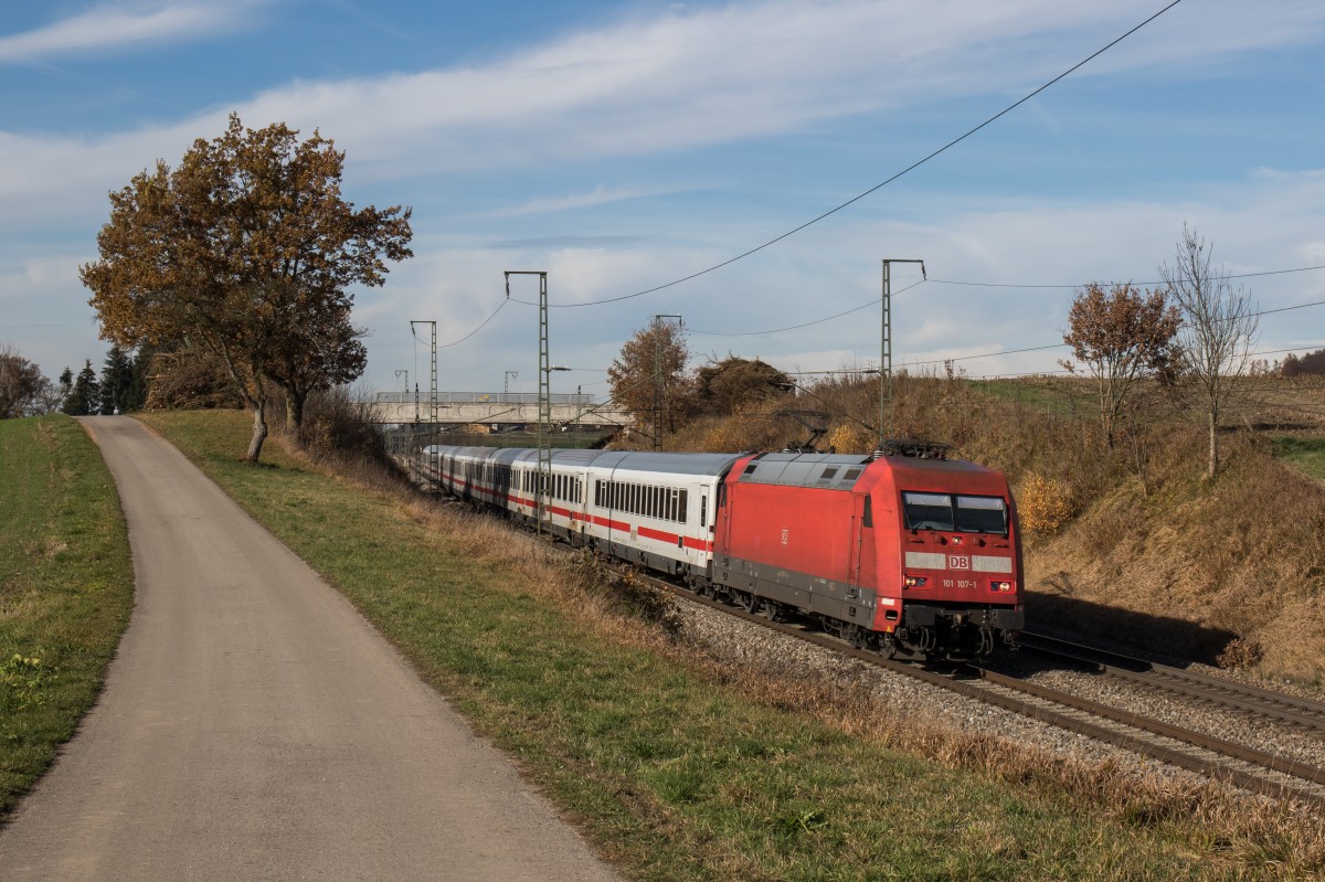 101 107-1 am 13. November 2015 auf dem Weg nach Salzburg bei Stra�.