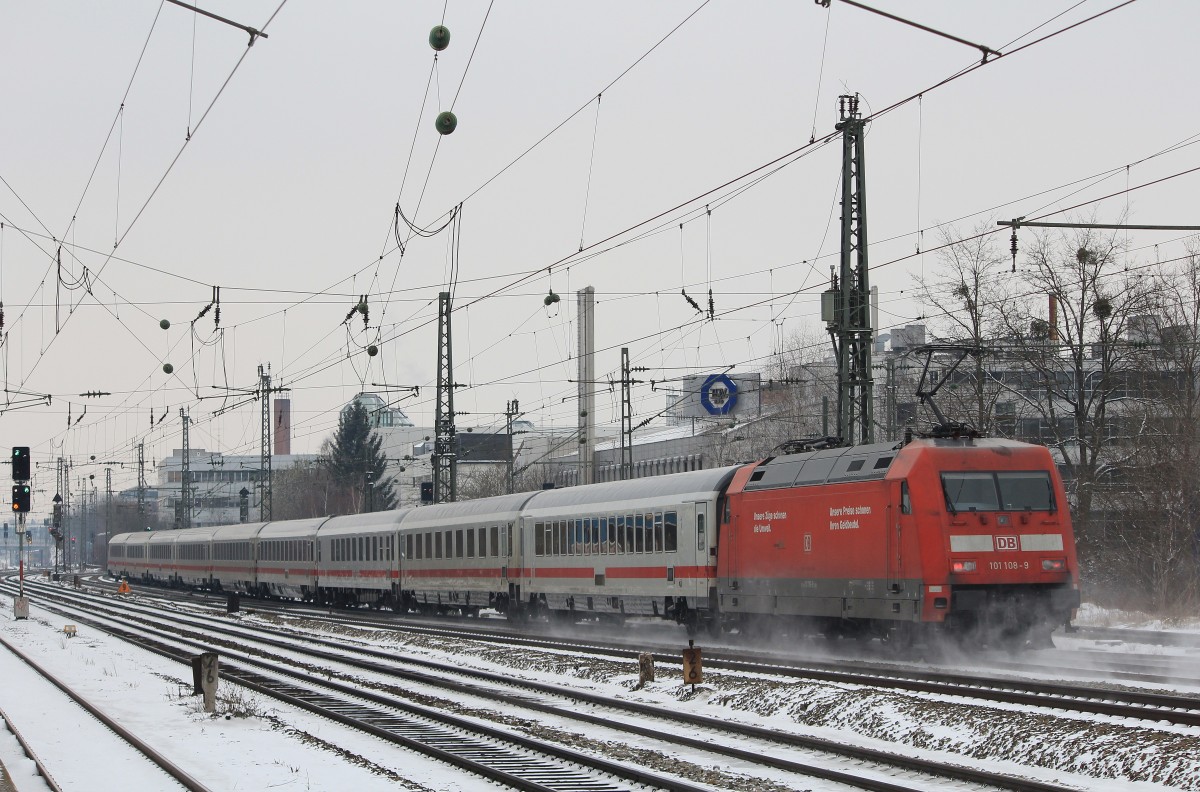 101 108-9 ist am Zugende eines EC in Richtung M�nchner Hauptbahnhof unterwegs. Aufgenommen am 27. M�rz 2013 bei der durchfahrt von M�nchen-Heimeranplatz.