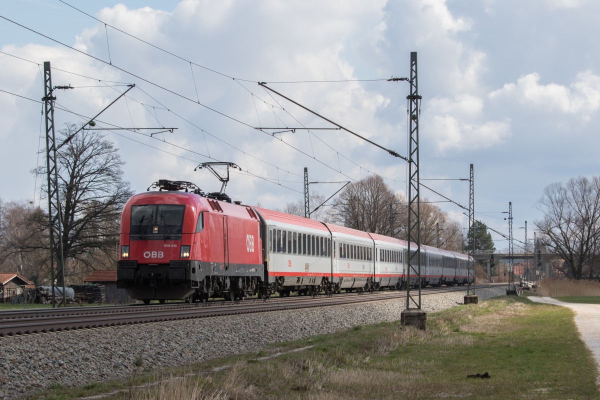 1016 013-3 am 5. April 2015 bei �bersee am Chiemsee.