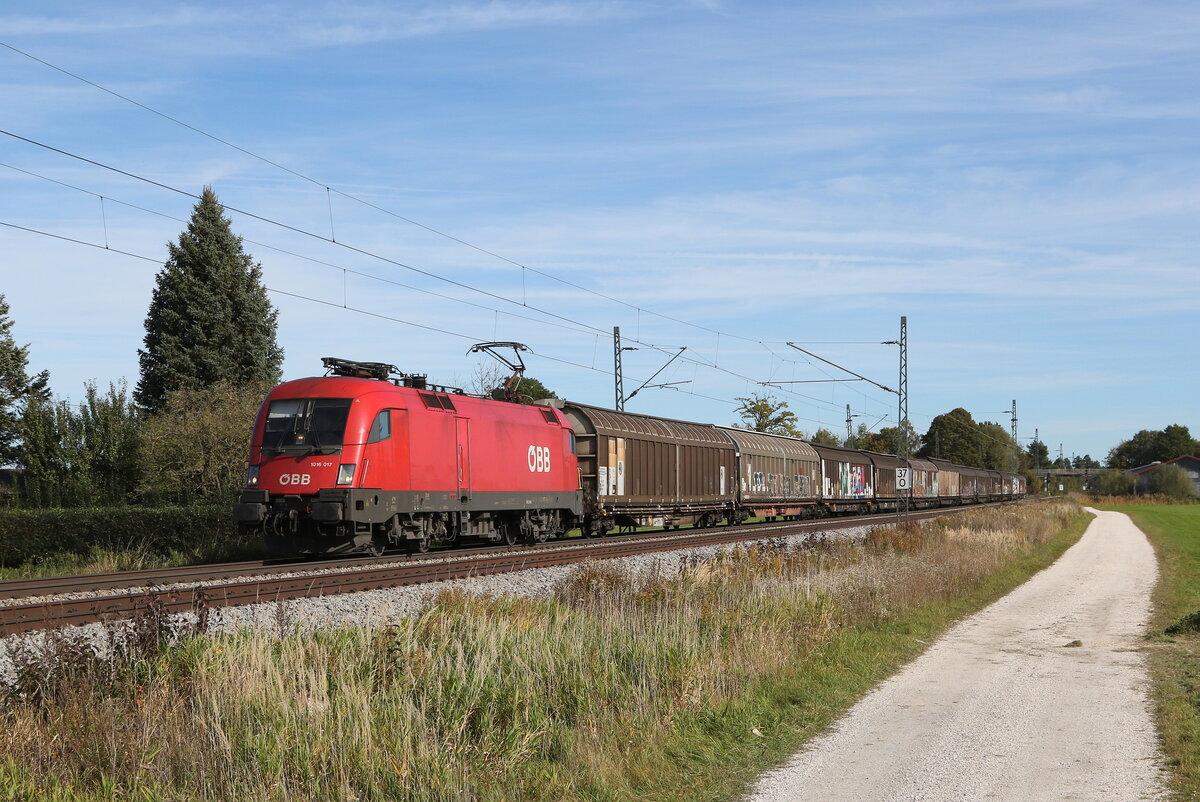 1016 017 mit Schiebewandwagen am 20. Oktober 2021 bei �bersee am Chiemsee.