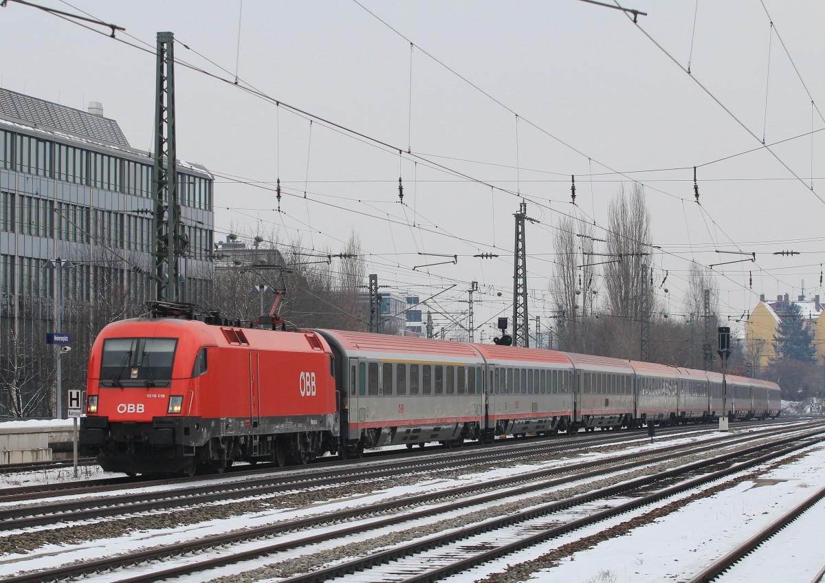 1016 018-2 durchf�hrt am 27. M�rz 2013 auf dem Weg zum M�nchner Hauptbahnhof den Bahnhof  Heimeranplatz .