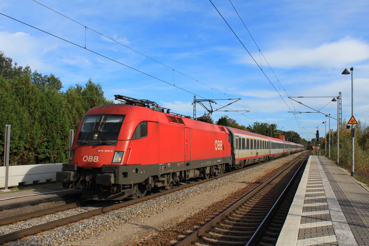 1016 020-8 durchf�hrt am 14. Oktober 2012 den Bahnhof von Gro�karolinenfeld.