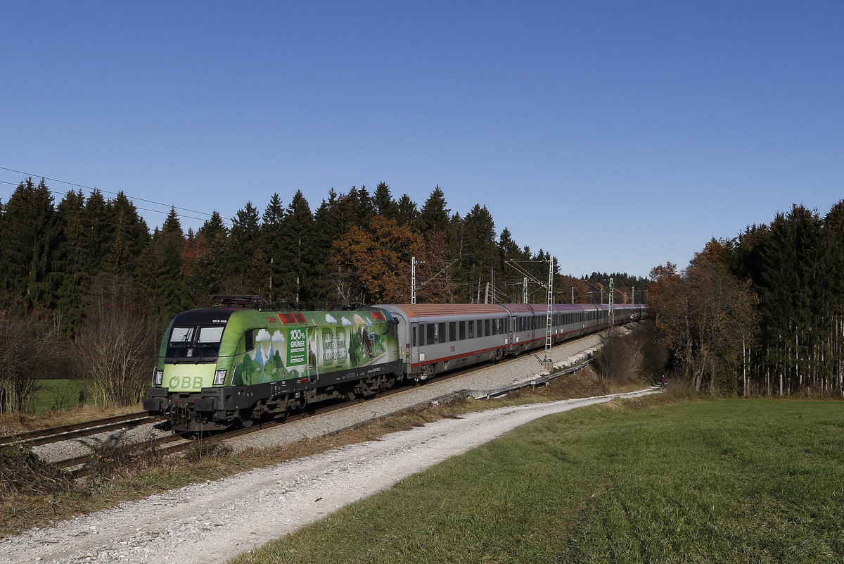 1016 020  Klimaschutz  schob am 10. November 2018 den EC 113 bei Grabenst�tt in Richtung Salzburg.