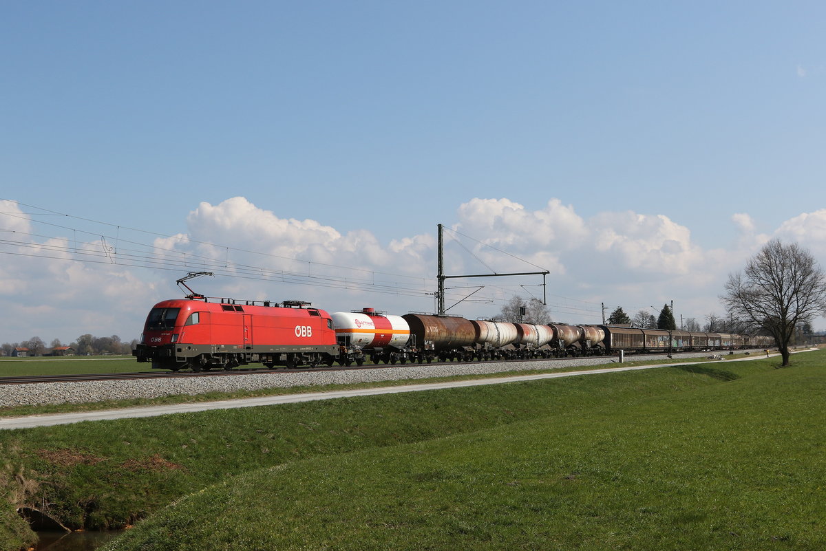 1016 022 war mit einem  Mischer  am 16. April 2021 bei �bersee in Richtung M�nchen unterwegs.