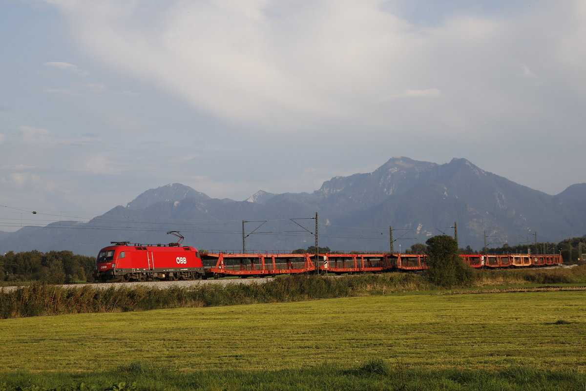 1016 026 zog am 18. September 2018 einen leeren Autowagenzug bei Bernau in Richtung M�nchen.