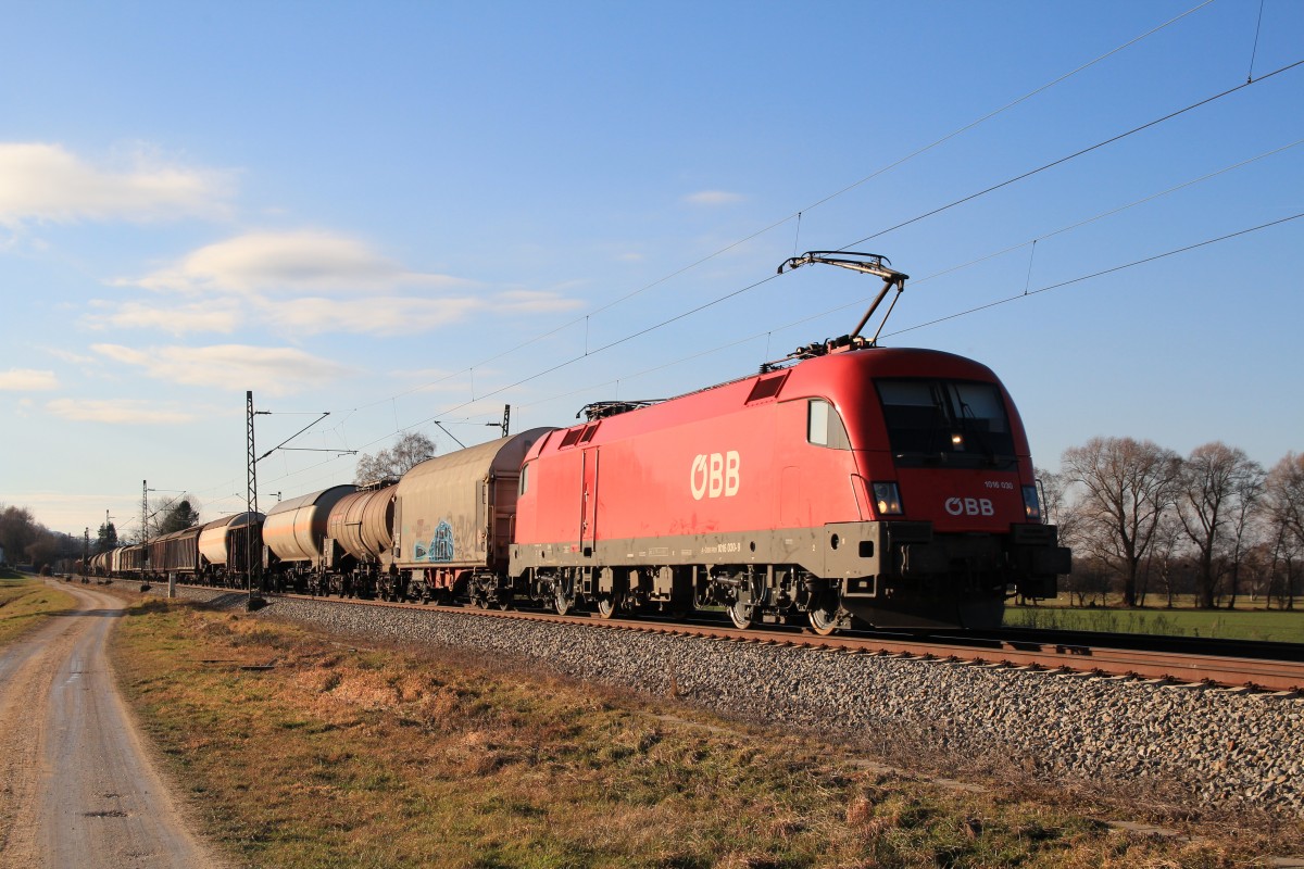 1016 030-7 mit einem gemischten G�terzug auf dem Weg nach Salzburg. Aufgenommen am 14. Dezember 2013 bei �bersee.