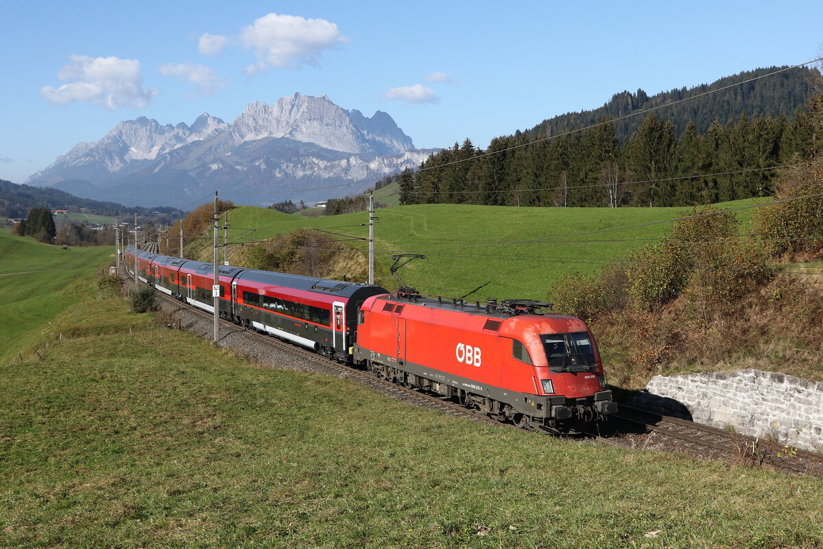 1016 030 mit einem  Railjet  aus W�rgl kommend am 29. Oktober 2024 bei Fieberbrunn.
