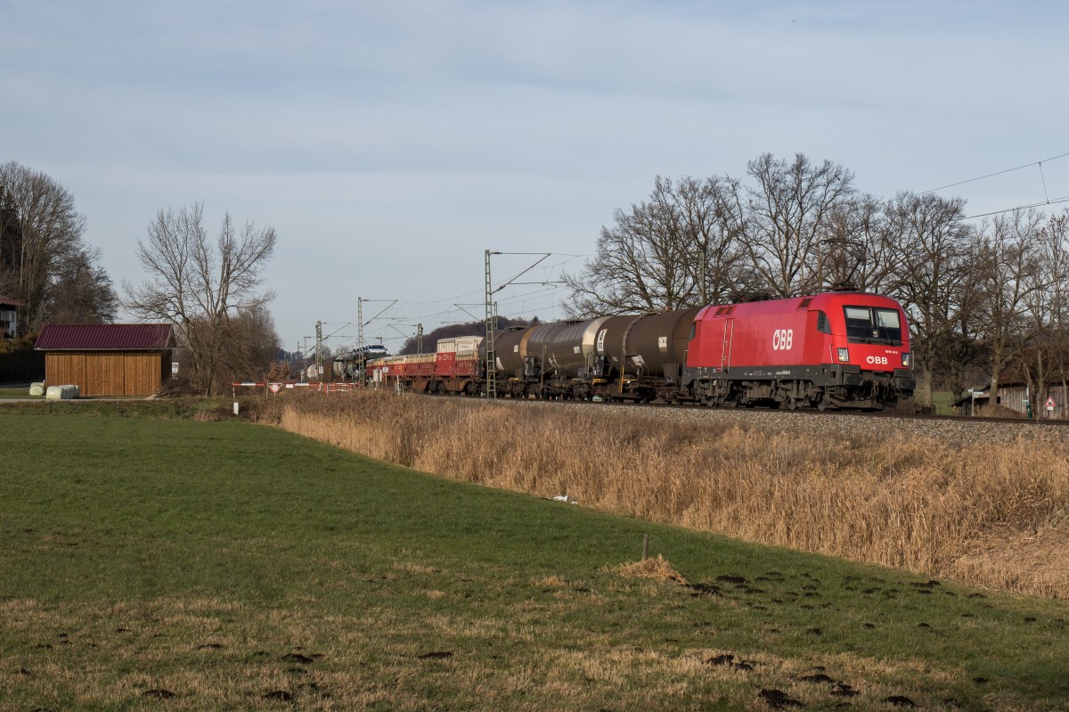 1016 044-0 war mit einem gemischten G�terzug am 11. Dezember 2015 bei Weisham in Richtung Salzburg unterwegs.