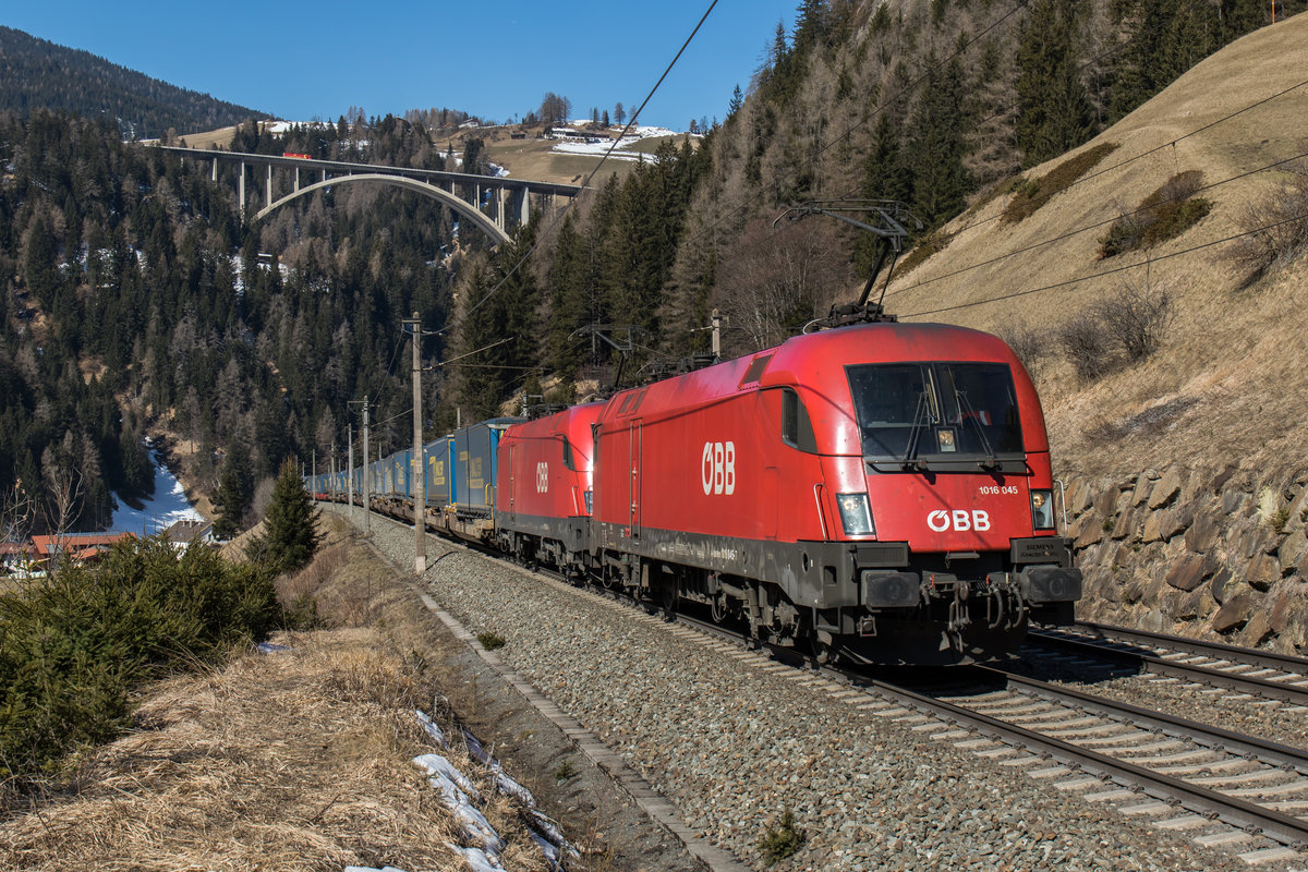 1016 045-7 und 1116 094-4 mit dem  Walter -Zug in Richtung  Brenner  fahrend. Aufgenommen am 19. M�rz 2016 bei St. Jodok.