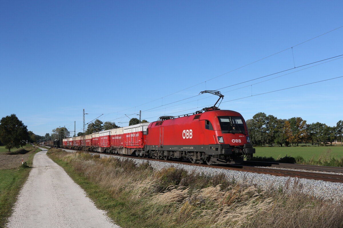 1016 047 war am 20. Oktober 2021 mit einem gemischten G�terzug bei �bersee am Chiemsee in Richtung Salzburg unterwegs.
