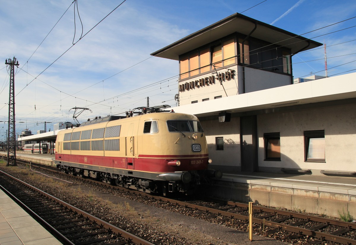 103 245-7 am 21. Oktober 2013 im Aussenbereich des M�nchner Hauptbahnhofs.