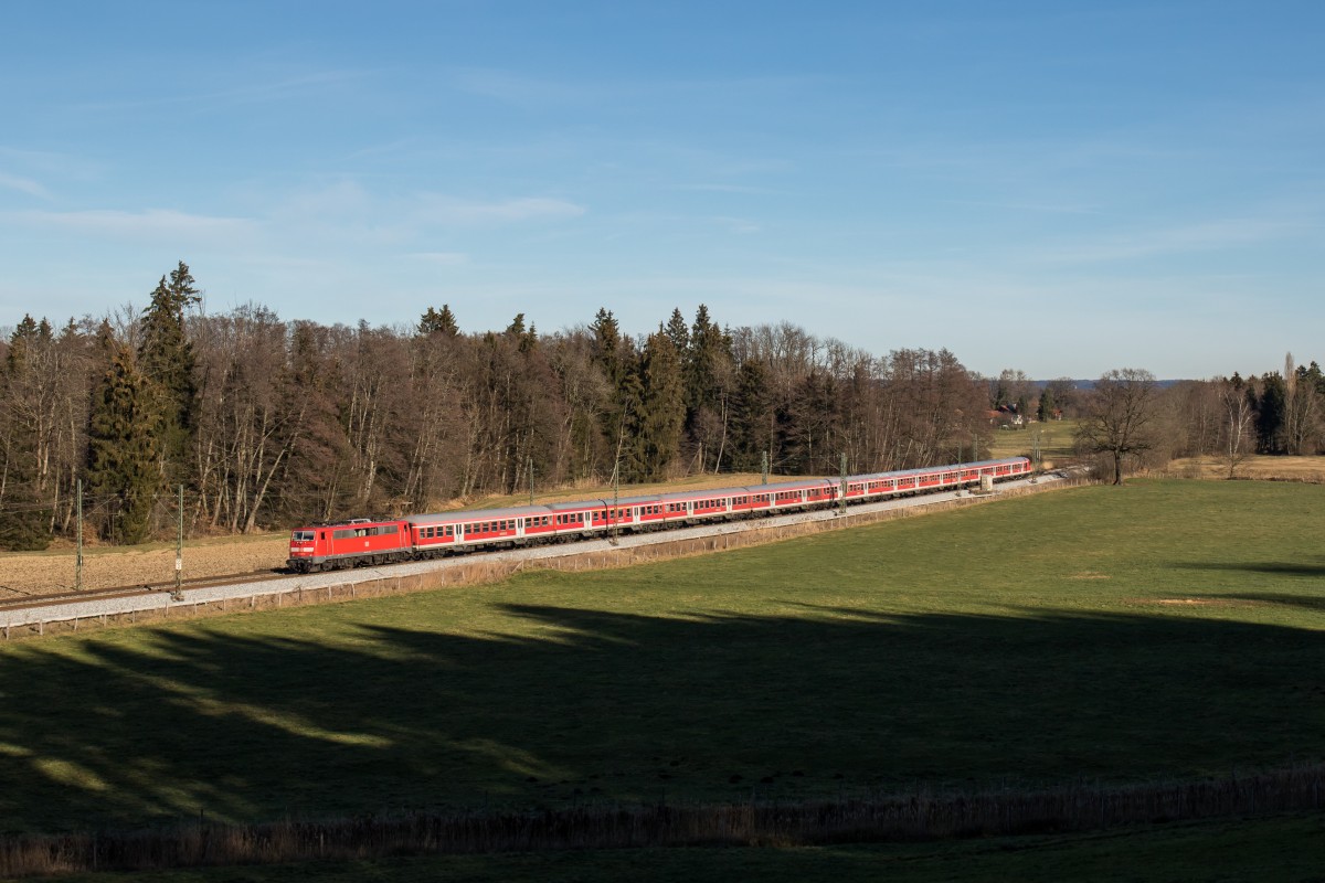 111 017-0 schiebt bei Wessen einen  Fl�chtlingszug  am 27. Dezember 2015 in Richtung Freilassing.