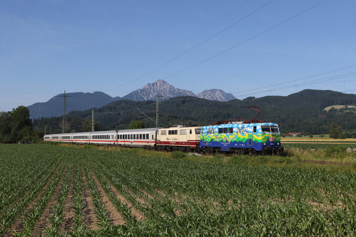 111 074 und 111 212 mit dem  IC K�nigssee  aus Berchtesgaden kommend am 21. Juni 2025 bei Mitterfelden.