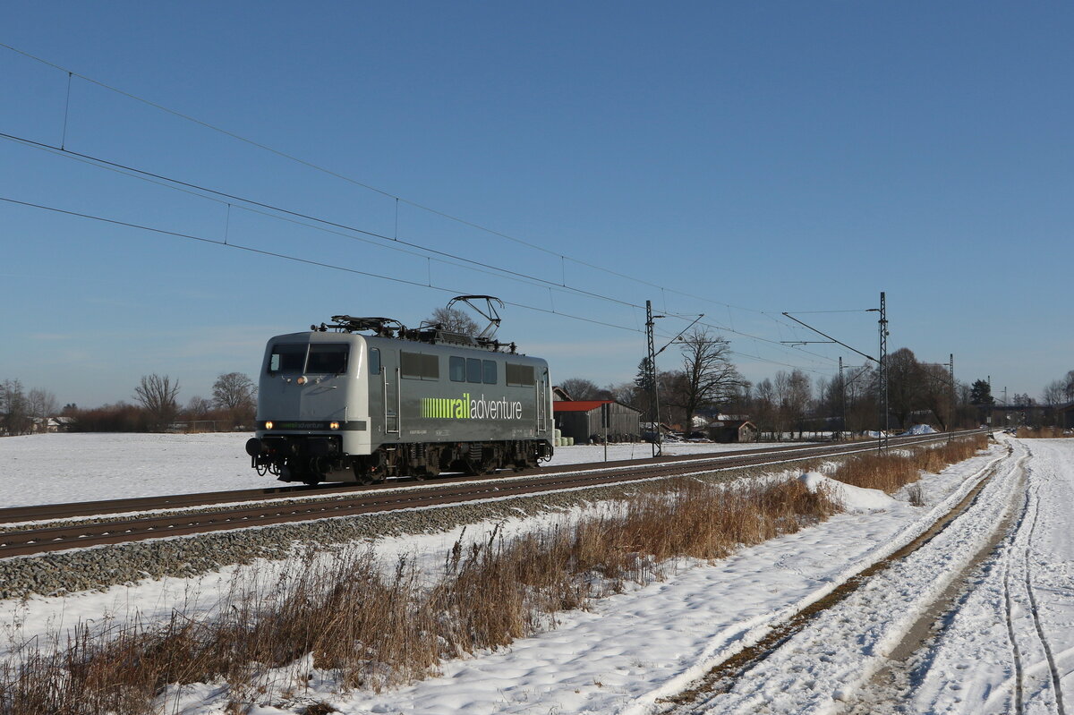 111 082 von  Rail Adventure  war am 24. Januar 2022 bei �bersee am Chiemsee auf der R�ckfahrt nach M�nchen.