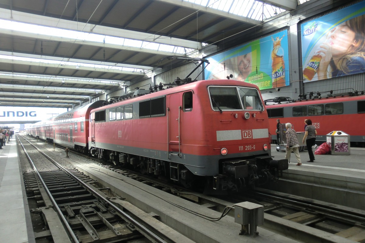 111 203-6 steht am 11. August 2011 im M�nchner Hauptbahnhof.