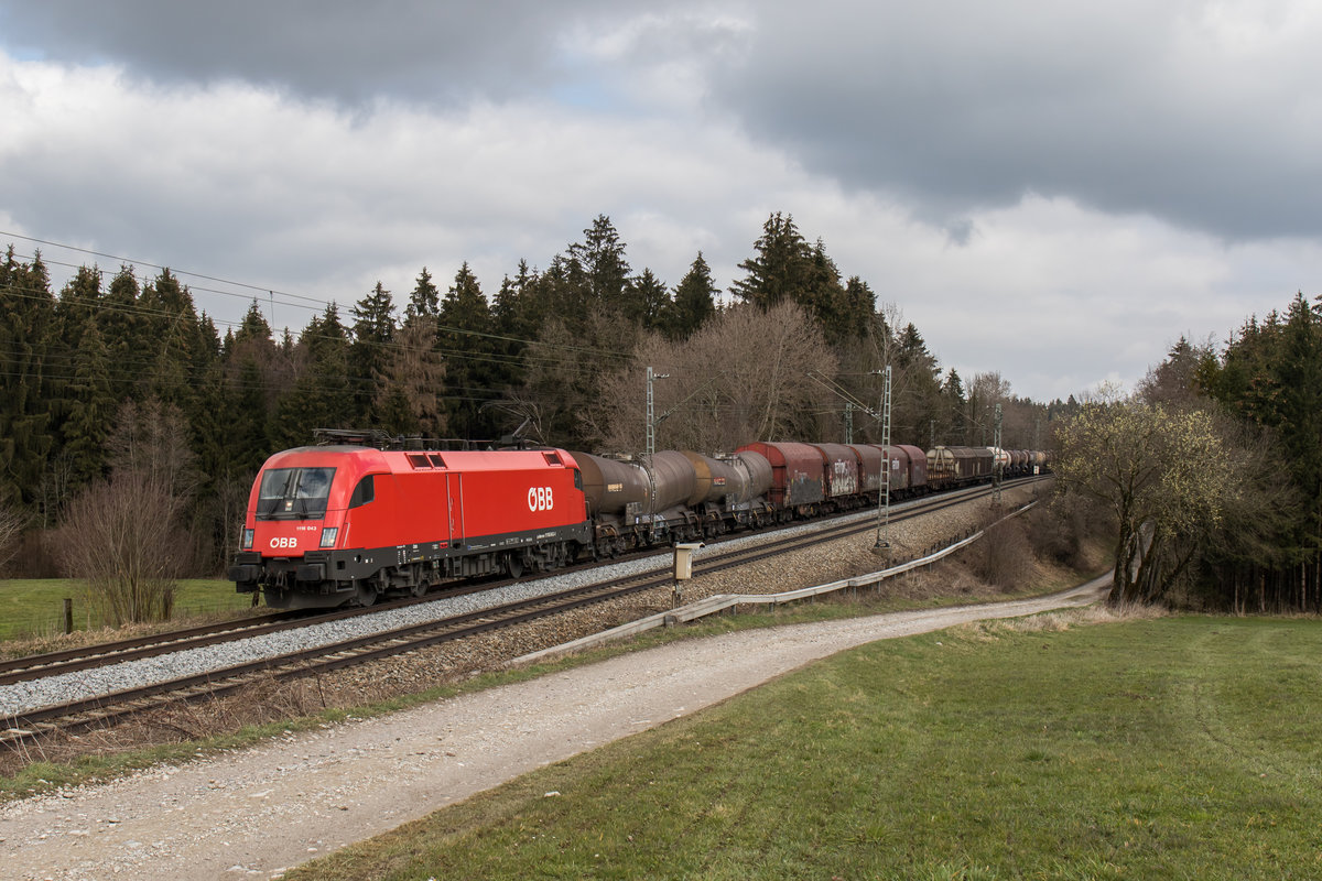 1116 043-1 mit einem gemischten G�terzug aus Freilassing kommend am 26. M�rz 2016 bei Sossau.