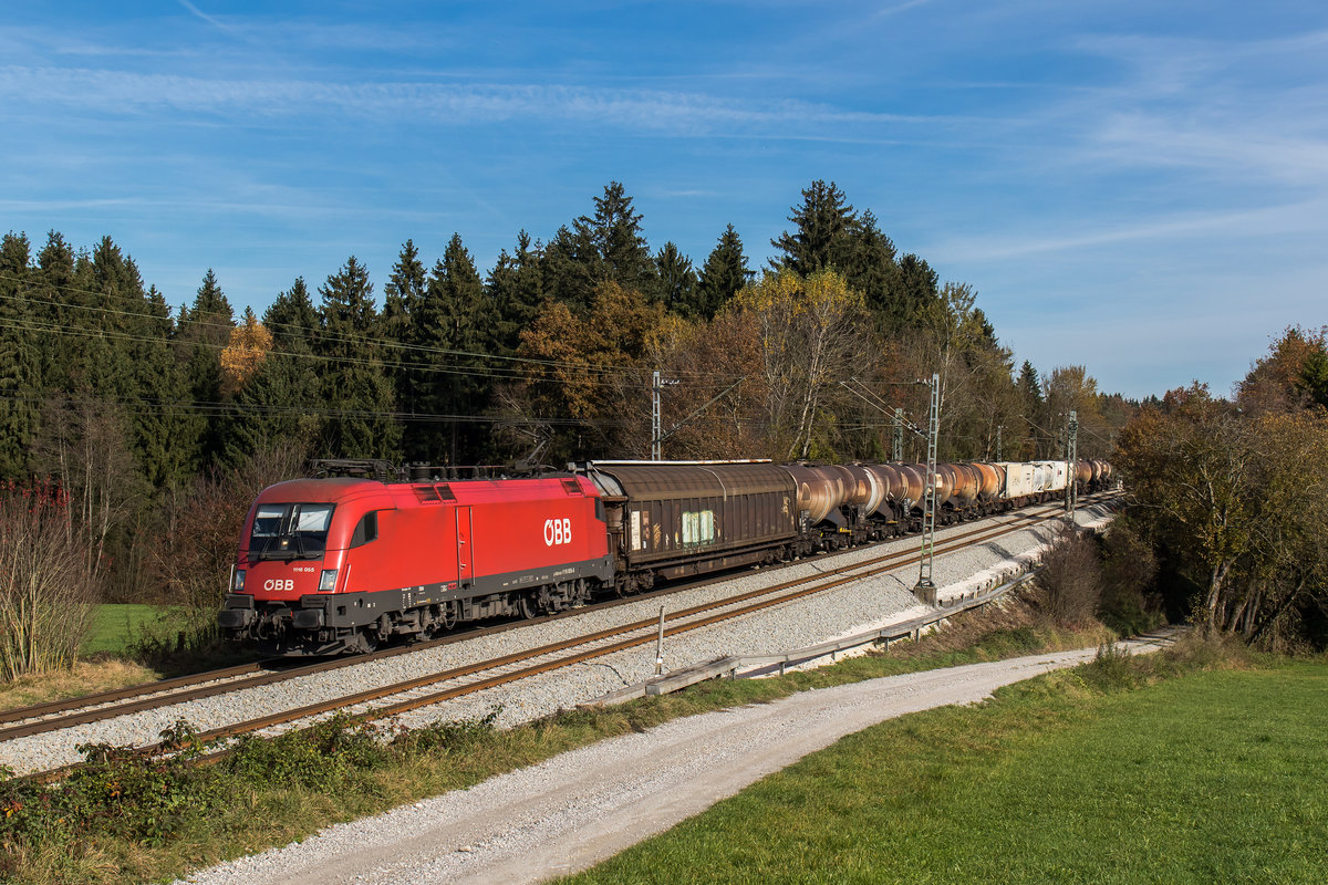 1116 055-5 war mit einem gemischten G�terzug am 1. November 2016 bei Grabenst�tt in Richtung M�nchen unterwegs.