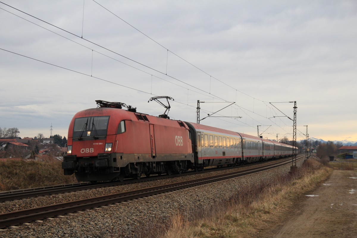 1116 084-5 ist am 4. Januar 2014 bei Osterm�nchen in Richtung M�nchen unterwegs.