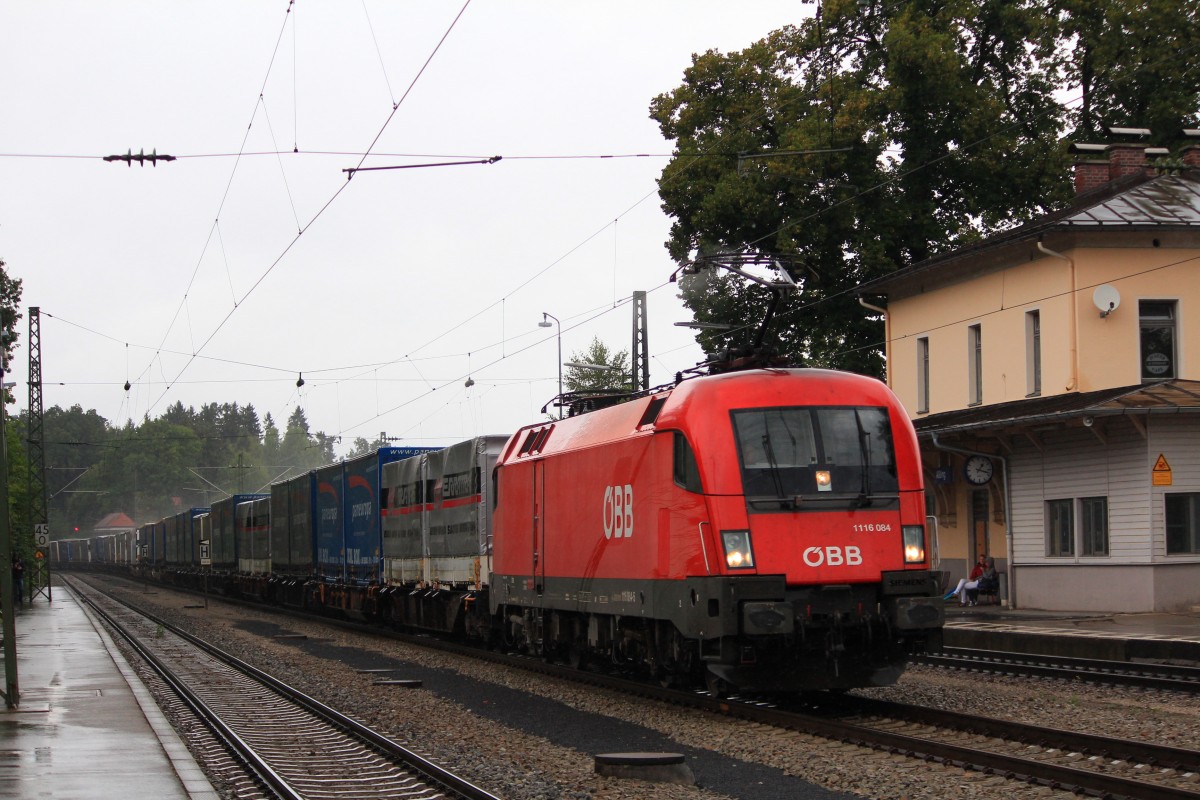 1116 084-5 durchf�hrt am 16. August 2012 den Bahnhof von Assling.