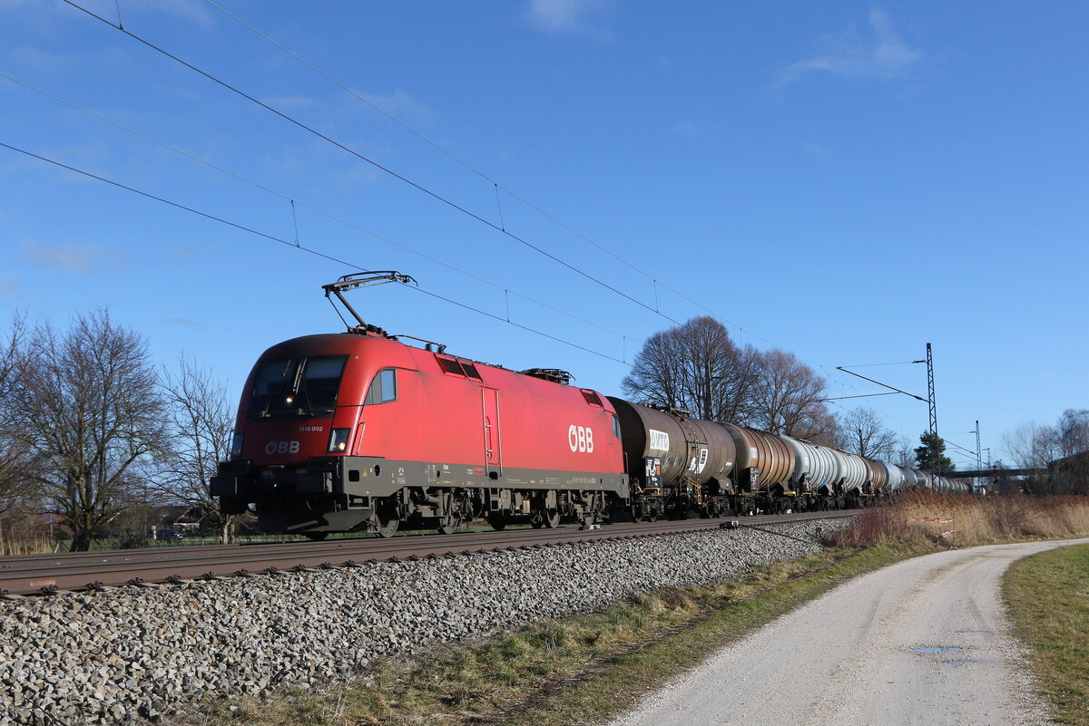 1116 092 mit einem gemischten G�terzug aus Salzburg kommend am 14. Januar 2023 bei �bersee am Chiemsee.