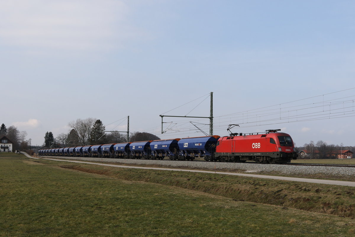 1116 095 war am 9. M�rz 2021 mit einem D�ngerzug bei �bersee am Chiemsee in Richtung Salzburg unterwegs.