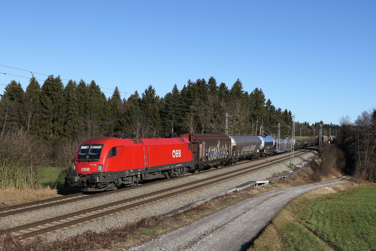 1116 102 war mit einem gemischten G�terzug am 31. Dezember 2021 bei Grabenst�tt im Chiemgau in Richtung M�nchen unterwegs.