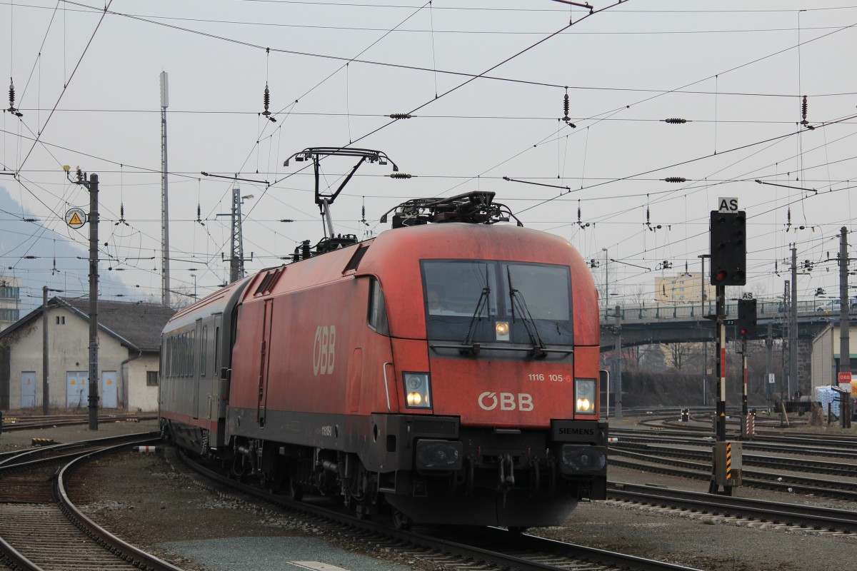 1116 105-8 am 29. M�rz 2013 bei der Einfahrt in den Bahnhof von Traunstein.