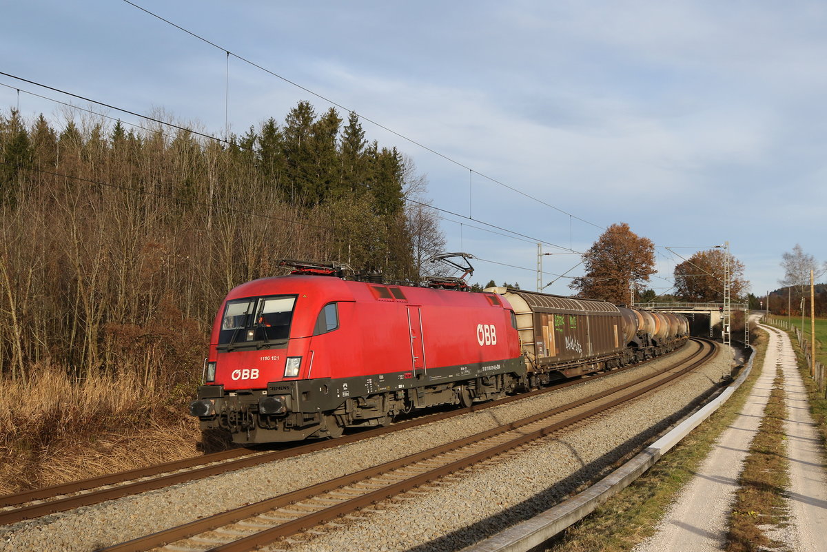 1116 121 mit einem Mischer aus Salzburg kommend am 24. November 2019 bei Grabenst�tt im Chiemgau.