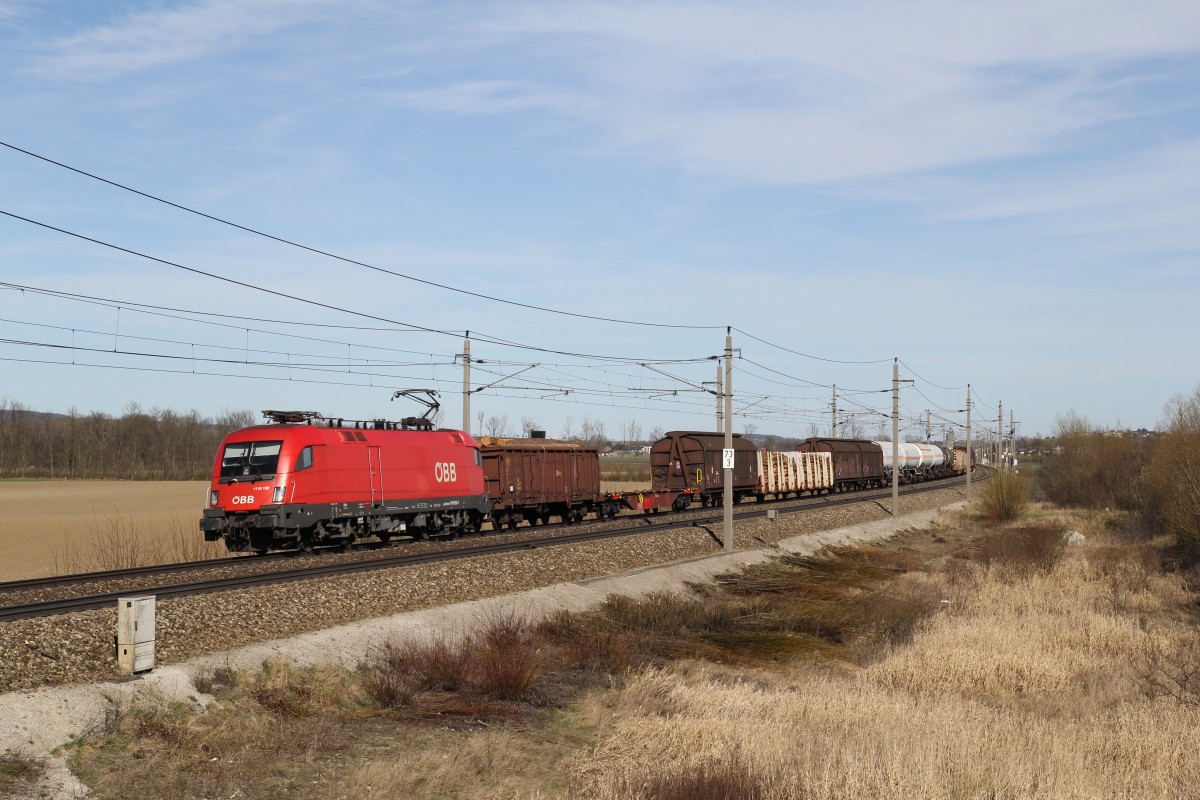 1116 122-3 mit einem gemischten G�terzug am 20. M�rz 2014 bei Gro�sierning.