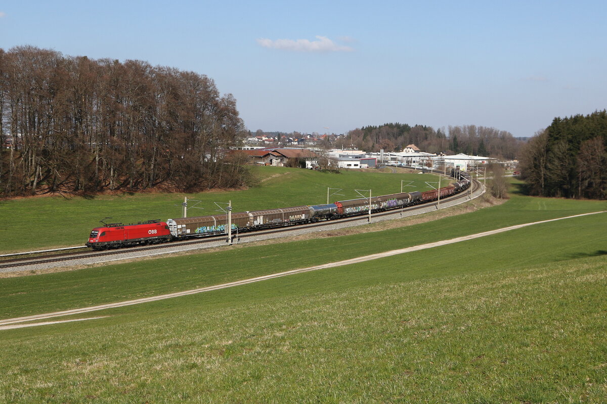 1116 125 mit einem gemischten G�terzug aus Salzburg kommend am 19. M�rz 2026 bei Axdorf im Chiemgau.
